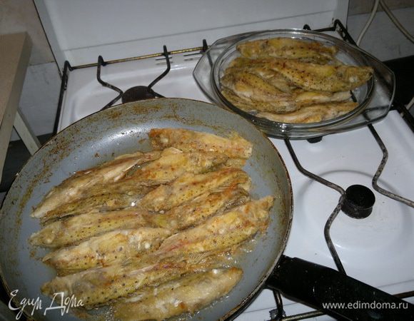 Мне осталось только посолить, поперчить и отправить жариться на сковородку, предварительно разогретую с подсолнечным маслом.
Да, может не все знают: это рыбка не костистая, могут кушать детки смело!
Трудно передать вкус свежей рыбы, предлагаю попробовать!