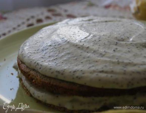 На корж выложить крем, накрыть вторым коржом. Весь торт смазать кремом. 
