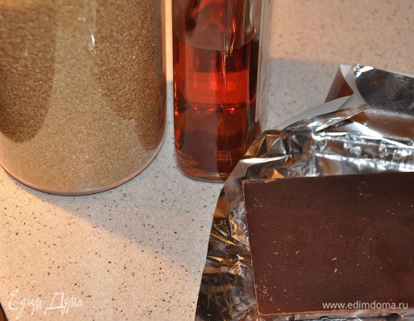 Поломать кусочками шоколад, бросить в молоко. Влить ром. После растворения шоколада- вытащить корицу. Разлить шоколад по чашкам и наслаждаться перед сном!