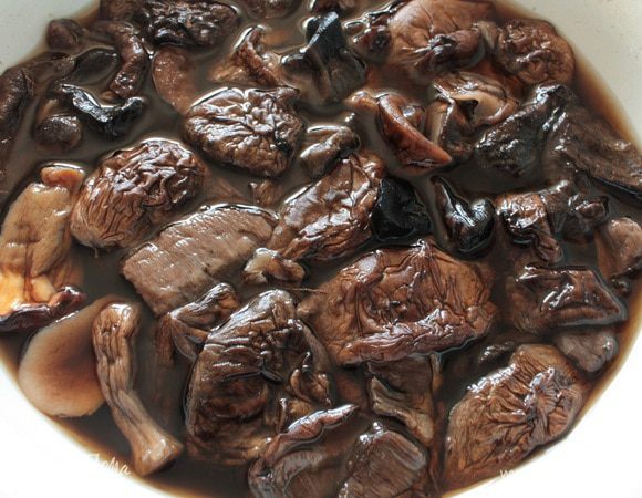 Сушеные грибы сполоснуть водой (крупные лучше в сухом виде поломать на более мелкие кусочки),затем залить водой и оставить на полтора часа для набухания. У меня были сушеные белые грибы и подберезовики.