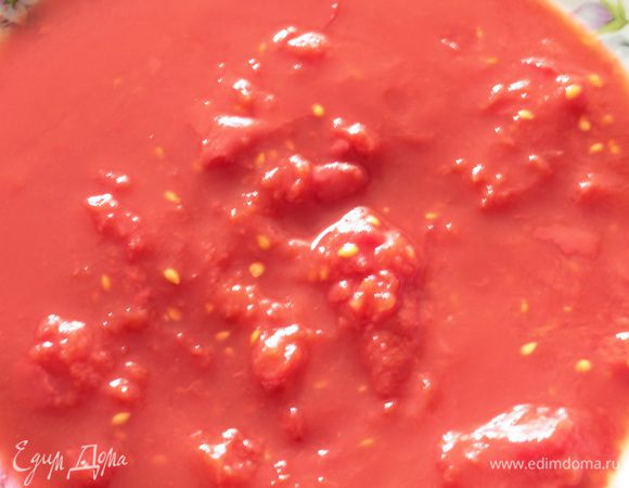 У томатов в собственном соку(у меня были черри,половина 700-граммовой банки) удалить кожицу и размять их вилкой вместе с соком.