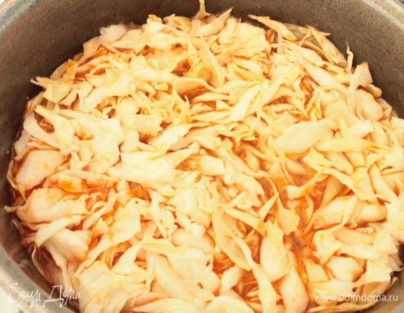 Капусту выкладываем ровным слоем поверх овощей с грибами.Воду ,которая осталась от грибов,разбавить кипятком в 2-3 раза,вылить в казан.Солим и перчим по вкусу,добавляем кусочек лаврового листика и сушеный укроп.Уровень жидкости должен быть чуть ниже уровня капусты.Накрыть казан крышкой и тушить на небольшом огне 30- 35 минут.Если надо,подливаем кипятка.