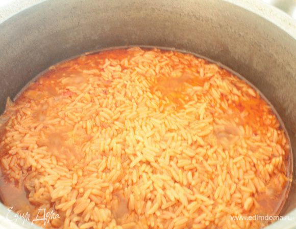Рис промыть,распределить ровным слое,не перемешивая.Если жидкость испарилась,добавить кипяток.Уровень жидкости должен быть на уровне риса.Тушим под крышкой на небольшом огне до готовности риса.Затем блюдо аккуратно перемешать,если надо,добавить соль и перец по своему вкусу.Казан накрыть крышкой и дать настояться минут 5-10.Все,можно подавать на стол. Приятного вам поста!
