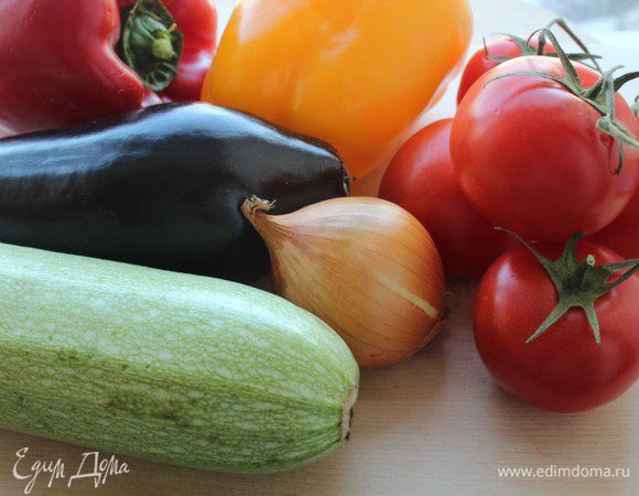 Подготовить овощи - помыть и обсушить.