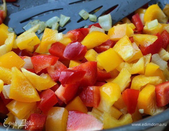 Добавить порезанные средним кубиком болгарские перцы и жарить, пока перцы не станут мягкими.