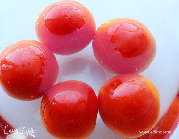 На помидорах сделать крестообразные надрезы и обдать кипятком. Затем снять кожицу и нарезать, как и остальные овощи...