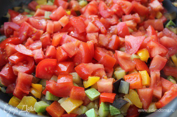 Добавить к овощам помидоры, приправить солью и перцем.