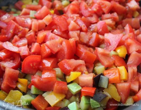 Добавить к овощам помидоры, приправить солью и перцем.