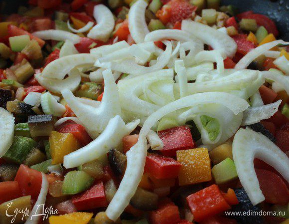 От себя (да простят меня испанцы) я добавила немного рубленого фенхеля... Накрыть крышкой и тушить 30 минут на слабом огне.