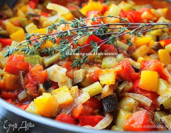 Когда блюдо будет готово, убрать сковороду с огня, добавить веточки тимьяна и оставить под крышкой еще на 30 минут. Рагу не обязательно подавать к мясу, оно может быть и самостоятельным блюдом...