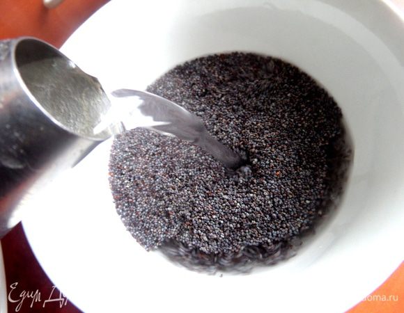 Мак можно зашпарить и оставить на несколько минут накрытым.