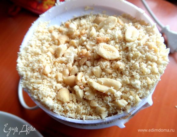 Орехи слегка обжарить и измельчить на кофемолке.