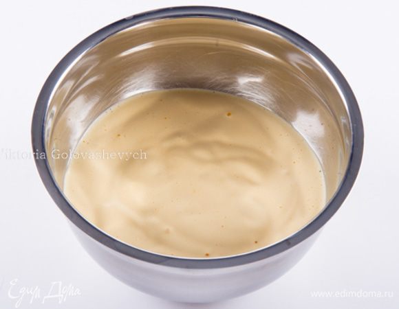 Желтки отделить от белков. Взбить желтки с 25 г сахара до пышной светлой пены.