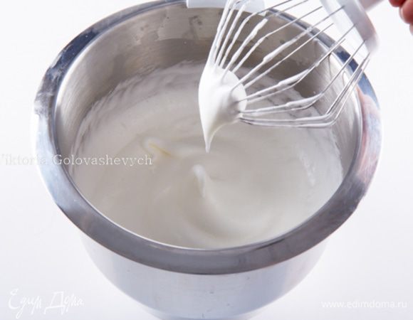 Белки взбить в мягкую пену, затем постепенно всыпая оставшийся сахар взбить до мягких пик.