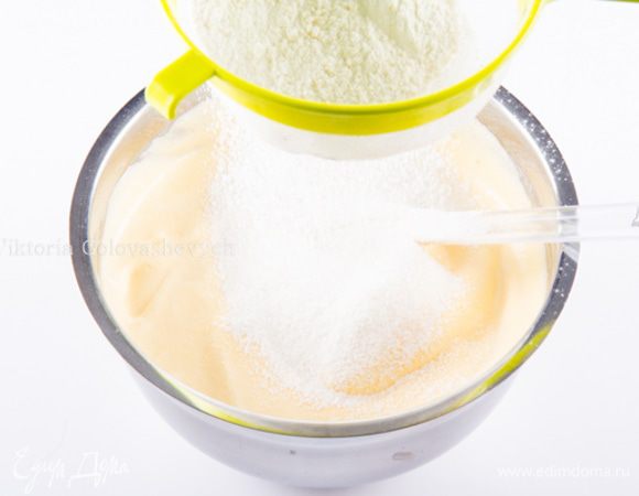 Аккуратно соединить белки с желтками. Ввести просеянную муку, аккуратно вмешав ее вращая спатулой сверху вниз, как бы зачерпывая тесто.