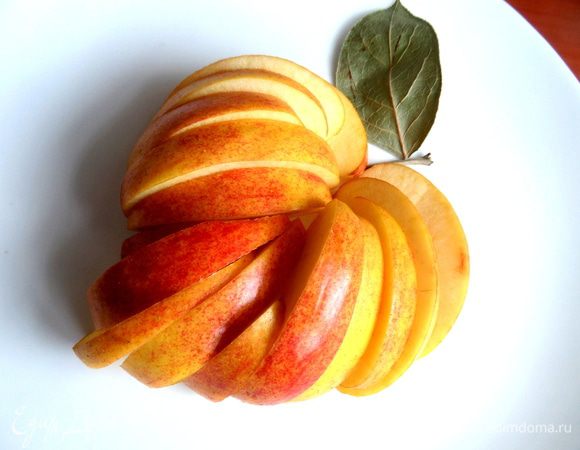 Яблоки нарезать на ломтики...Тут я поигралась с яблочком и получилась композиция,которую назвала "яблочное сердце"...,оно ушло на конкурс!