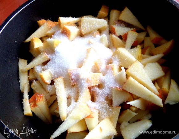 Присыпать яблочки сахаром и поставить на маленький огонь.