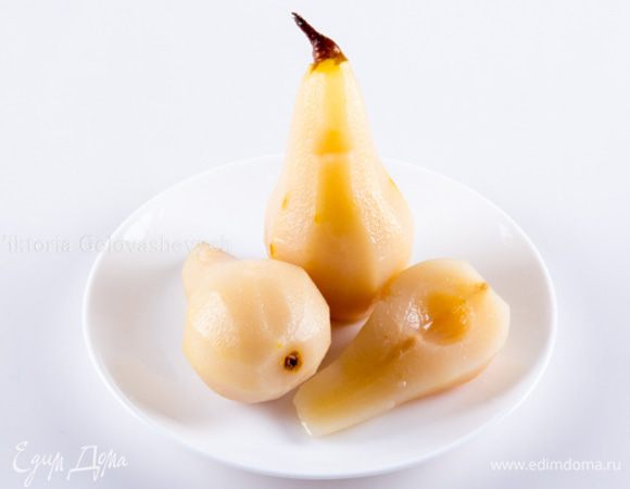 Груши: Приготовить сироп из 1 л воды и 500 г сахара. Очистите груши от шкурки и варите в сиропе на медленном огне. Степень готовности проверить проткнув грушу ножом, она должна быть мягкая, но не разваливаться. Точное время варки указать сложно, так как груши сильно отличаются по плотности. Это может быть и 10 и 30 минут. Две груши отложить целыми в закрывающуюся емкость для верхнего слоя.