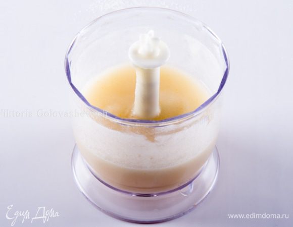 Часть груш нарезать, удалить косточки и измельчить в пюре с помощью блендера или перетереть через сито. Должно получиться 150 г пюре.