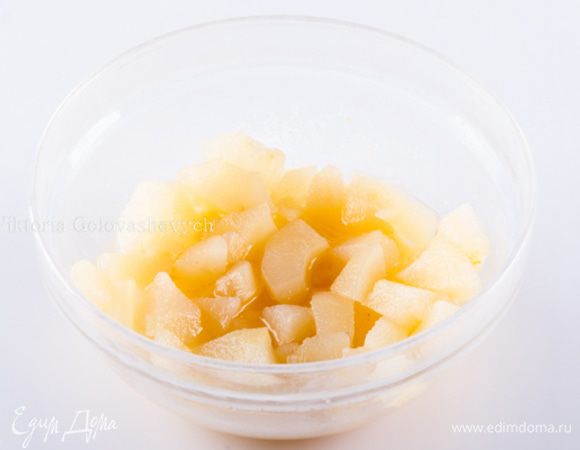 Оставшиеся груши порезать на небольшие ломтики и залить ликером. Убрать в закрывающуюся емкость до использования.