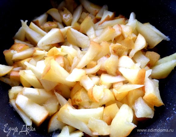 Перемешать,но без усердия,чтобы не получить из яблок кашу!