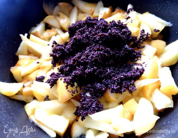 Высыпать процеженный распаренный мак...