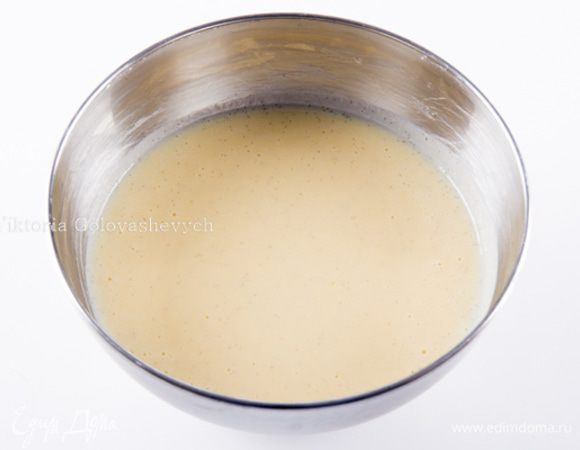 Желатин распустить в воде. Добавить в еще горячий заварной крем и хорошо перемешать до объединения. Отставить в сторону для остывания. В остывший крем добавить сироп, пюре из груш и хорошо перемешать. Сильно охлажденные сливки взбить до мягких пик и аккуратно ввести в крем. У меня крем без сливок.