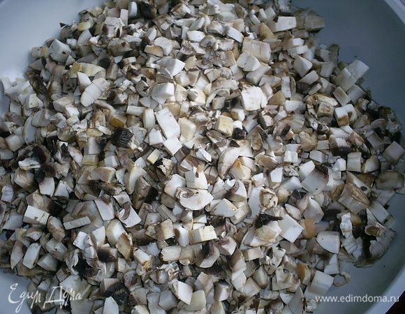Шампиньоны моем, несколько самых маленьких грибов откладываем целыми для украшения. Остальные нарезаем мелким кубиком. На сухой горячей сковороде выпариваем из грибов жидкость, затем добавляем немного растительного масла и обжариваем грибы еще несколько минут до готовности. Не забудьте их слегка посолить. Затем грибы остудить до комнатной температуры. 