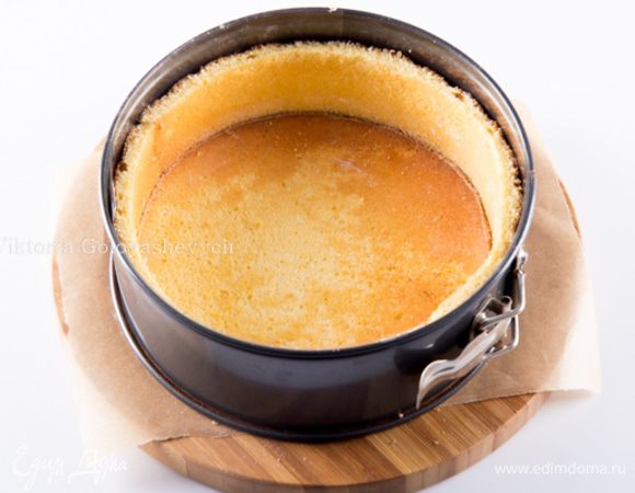 Сборка: В форму для торта (шарлотки) диаметром 20 см выложить на дно один диск бисквита, а вдоль стенок выложить прямоугольные бисквиты, формируя бортики.