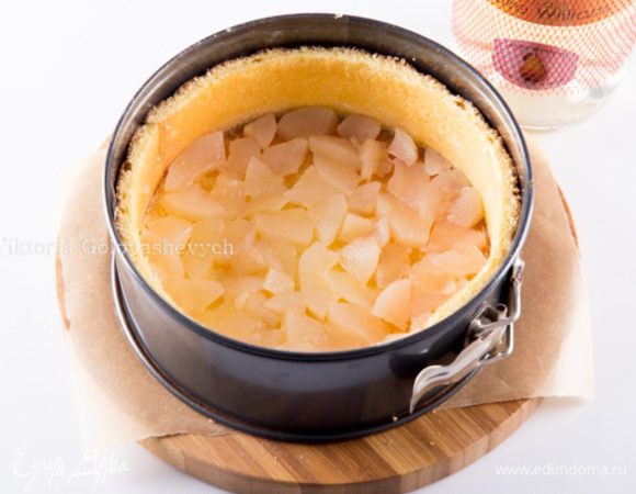 Выложить половину нарезанных на мелкие ломтики груш в ликере.