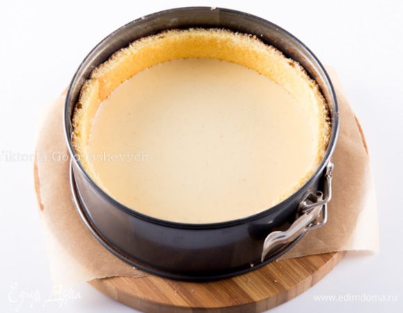 Поверх вылить половину грушевого крема.