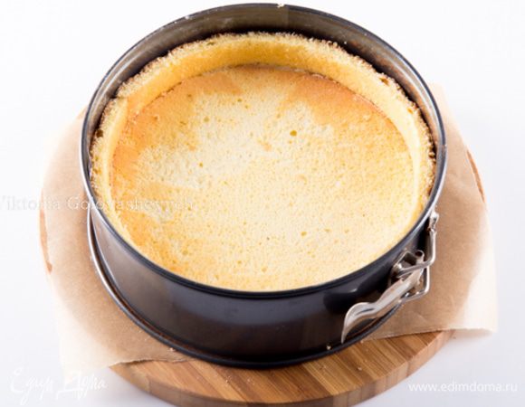 Выкладываем второй диск бисквита, на бисквит оставшиеся ломтики груш в ликере,