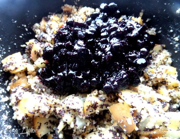 Добавила и его,стараясь подцепить ягодки без сиропа.