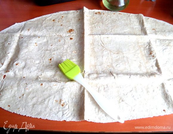 Обычный тонкий лаваш (38 см на 68 см) разворачиваем поджаренной сторон вверх.