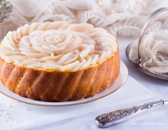 Убрать шарлотку в холодильник для застывания минимум на 4 часа, а лучше на ночь. Незадолго до подачи нарезать на тонкие ломтики отложенные груши и выложить красиво на поверхности шарлотки.