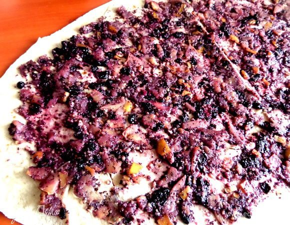 Наносим равномерно начинку,размазывая её по поверхности.