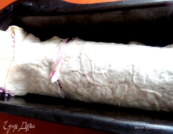 У меня рулет вошёл в длинную смазанную маслом форму "кирпичик".