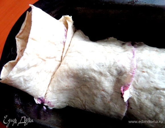 Только неровные края загнула вверх...Как оказалось,они оказались самые зажаристые и были съедены мною в первую очередь)))