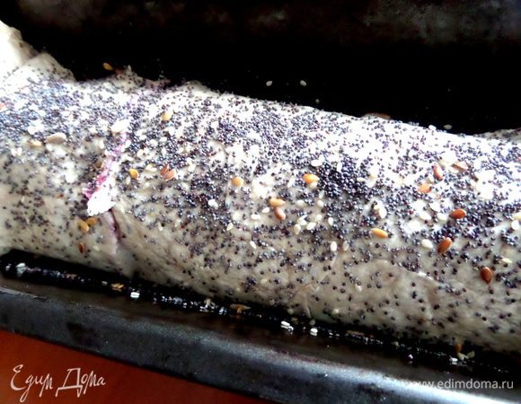 Промазываем верх кисточкой с маслом и присыпаем орешками или маком. Конечно,сливочным маслом смазать-будет вкуснее и красивее,но раз я заявила,что это постный вариант,то буду честна перед Вами до конца)))