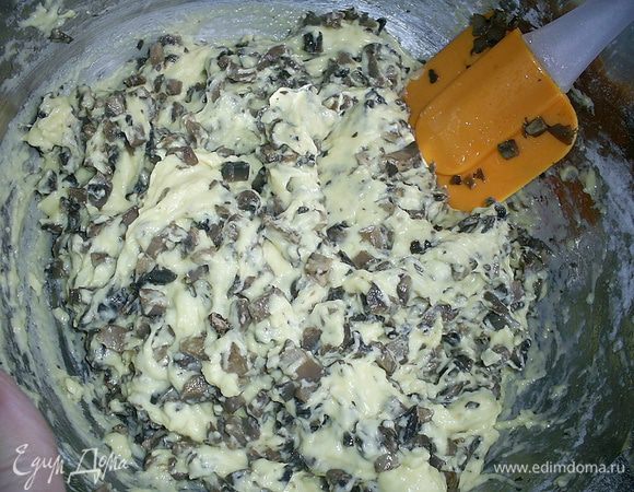 Отделяем белки от желтков. Смешиваем сметану (важно использовать некислую), желтки, соль, муку, разрыхлитель и обжаренные грибы. Консистенция теста - как очень густая сметана. Если тесто получилось слишком густым, можно добавить еще немного сметаны.