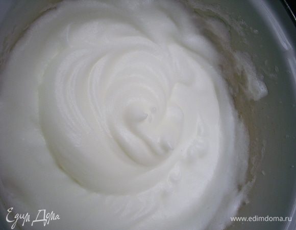 Взбиваем белки до устойчивых пиков, затем добавляем сахар и еще раз взбиваем до состояния, когда белки не будут выпадать из перевернутой миски.