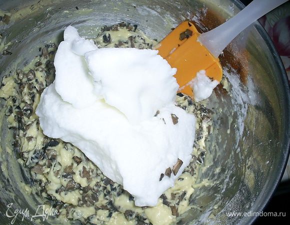 Теперь добавляем третью часть белков к тесту. Аккуратно перемешиваем лопаткой.