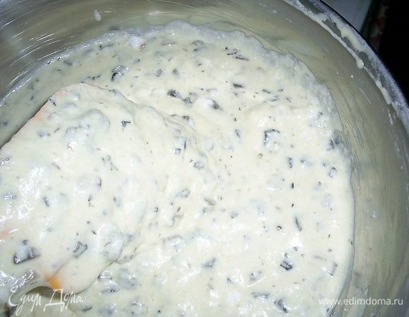 За два приема вводим в тесто оставшиеся белки, каждый раз аккуратно перемешивая.