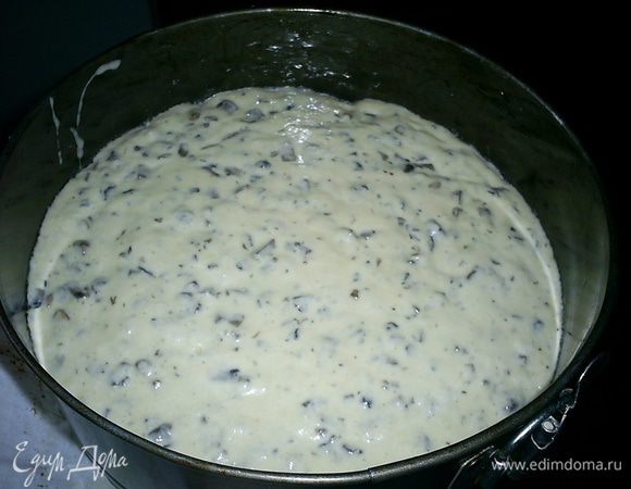 Форму диаметром 23 см, дно которой выстелено бумагой, наполняем тестом. Выпекаем в разогретой до 180 градусов духовке примерно полчаса. Ориентируйтесь на свою духовку. Готовность проверяем деревянной шпажкой или спичкой. Из готового бисквита они должны выходить сухими.