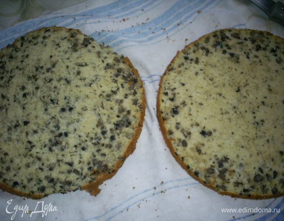 Готовый бисквит немного остудить, еще теплым достать из формы и разрезать поперек на 2 или 3 части. Для этого нужен длинный острый нож. У меня его в тот момент не было, бисквит получилось разрезать на два довольно толстых коржа.