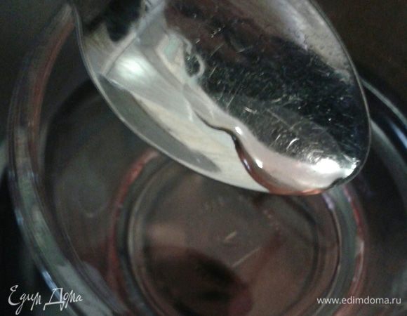 Для начала в кружку для кофе налейте две ложки малинового сиропа. 