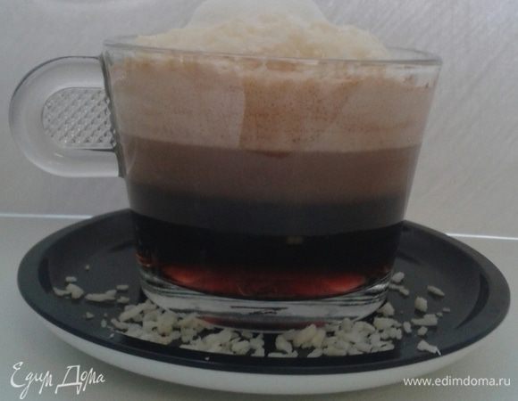 Далее аккуратно добавьте  шарик малинового мороженого.
Украсить молочной пенкой,  сверху посыпать кокосовой  стружкой.