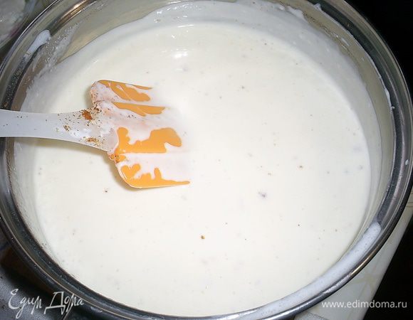 Пробуем готовый крем на вкус. Добавляем молотый мускатный орех по вкусу. Я его очень люблю в сырных соусах, поэтому кладу не жалея. Работать с кремом нужно сразу же. Потому что крем очень быстро загустевает, а потом полностью застывает и приобретает консистенцию плавленного сырка.