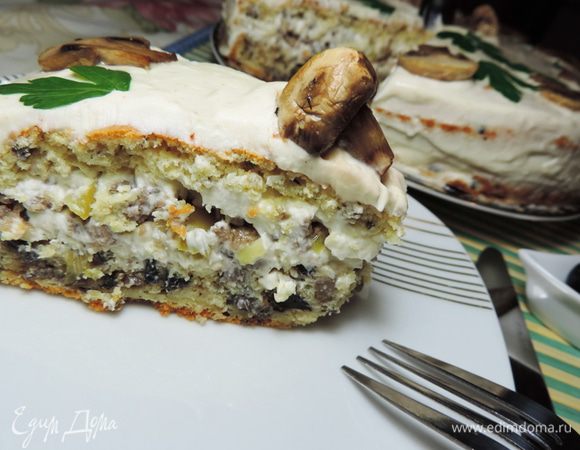 Отправляем торт в холодильник на пару часов, чтоб крем полностью застыл. А вот теперь можно и попробовать тортик. Приятного аппетита!!!