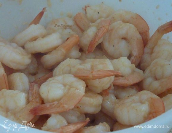 Растопить сливочное масло на сковороде, на среднем огне. Обжарить креветки до готовности 5 минут, посолить и поперчить. Дать остыть. 
